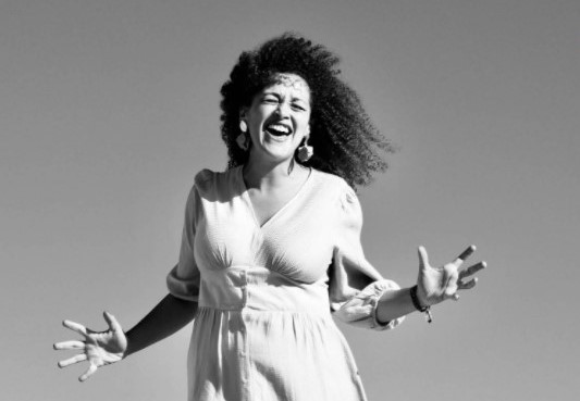 [Interview avec Jihane Bougrine] «Srek F’Bir», un clip qui dénonce le poids des secrets dans la société marocaine