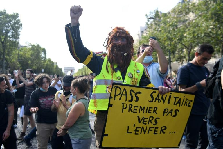 Contre le pass sanitaire: Italiens et Français dans la rue