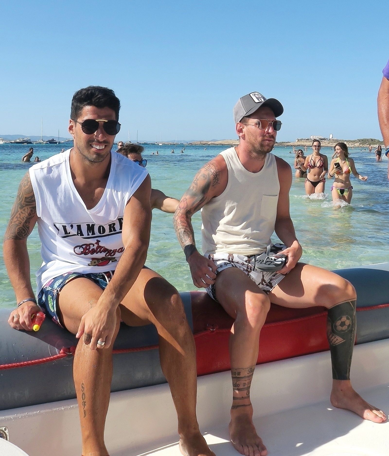 Accompagné de son copain Suarez, Messi prolonge ses vacances à Ibiza !