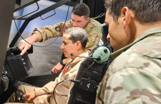 Les Forces Royales Air s'entraînent sur des hélicoptères APACHE