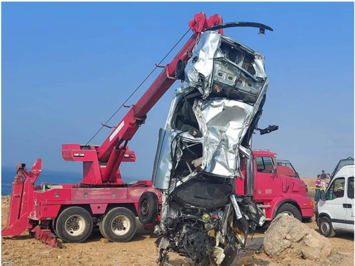 Rabat : Les éléments de la Protection civile retirent la voiture noyée dans la mer