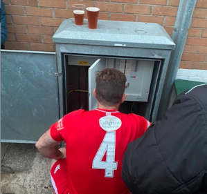 Insolite : En Angleterre, un joueur répare les projecteurs du terrain en plein match !