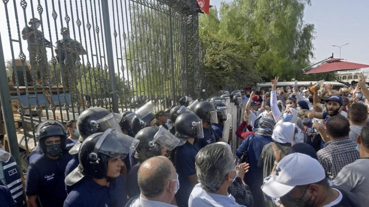Tunisie : Escarmouches entre manifestants et forces de sécurité près du parlement