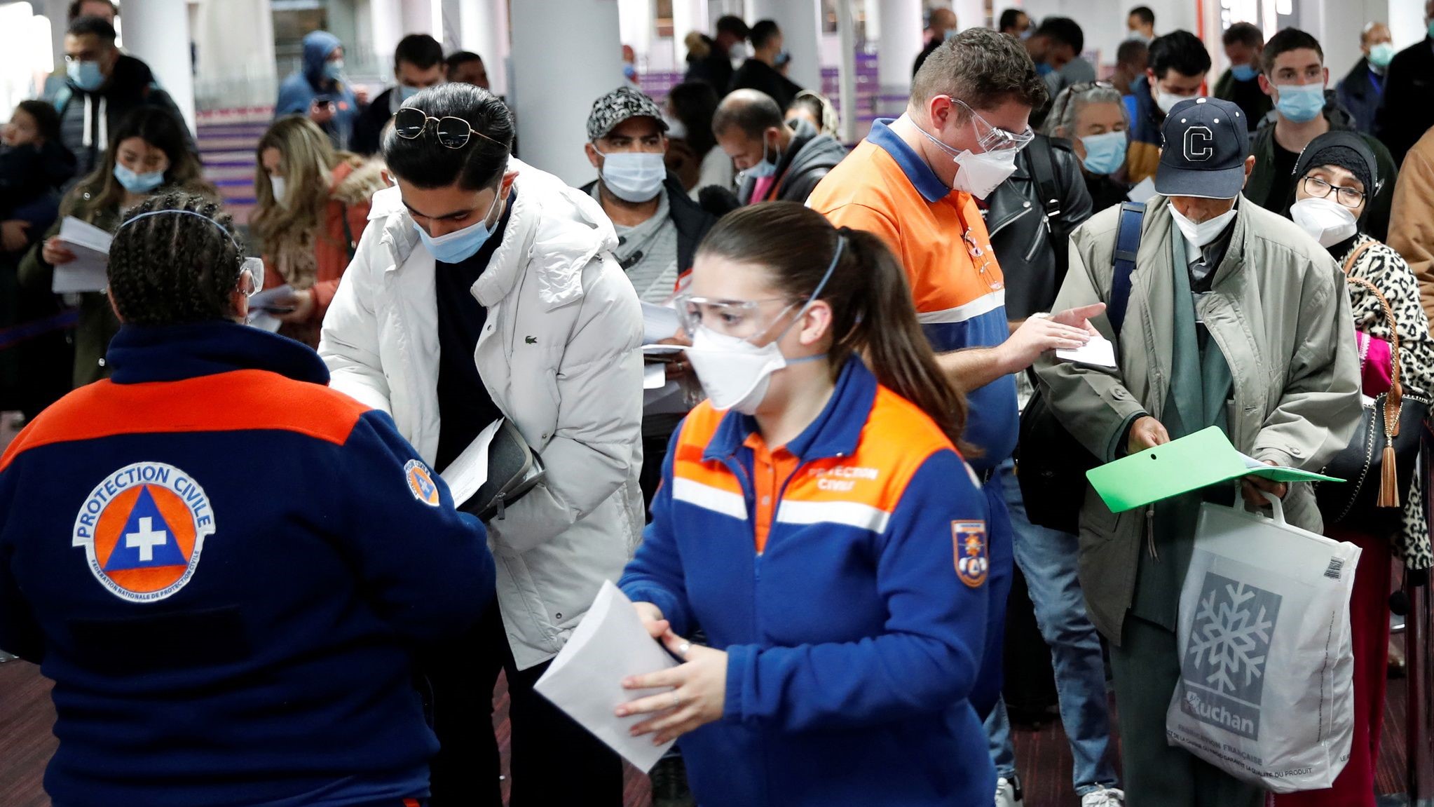 Covid-19 : Hausse des cas «Omicron» et durcissement des restrictions de voyage