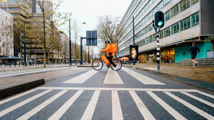 Omicron : Confinement, couvre-feu, fermetures, ou comment l'Europe se protège du variant