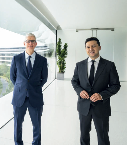 Technologie : Tim Cook promet à l’Ukraine de l’aide et suspend l’activité d’Apple en Russie