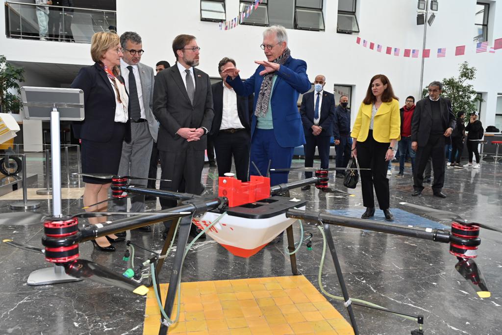 L’ambassade US à Rabat fait don du modèle Lego de "Mars Rover" à l’UIR