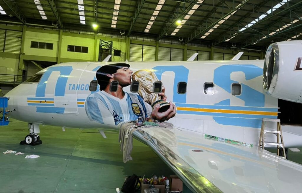 Un avion en hommage à Maradona, le "Tango D10S", dévoilé en Argentine