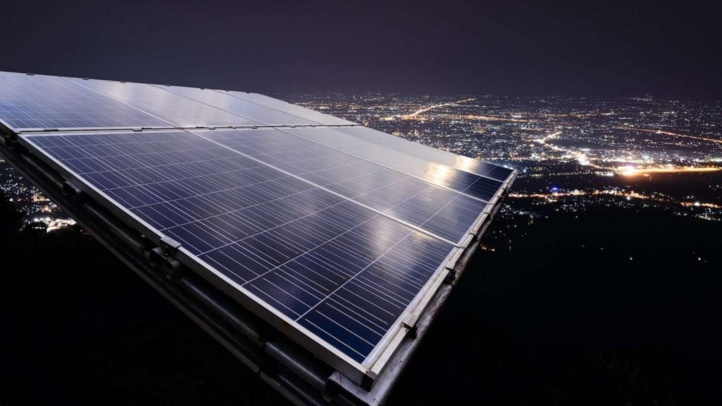 Des panneaux solaires qui produisent de l'électricité la nuit