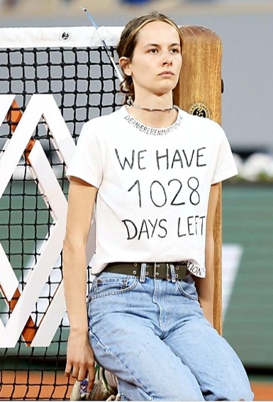Une scène insolite à Roland-Garros… Une manifestante interrompt "Cilic-Ruud"!