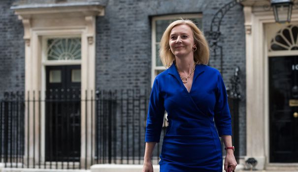 Royaume-Uni : Liz Truss succède à Boris Johnson à Downing Street (officiel)