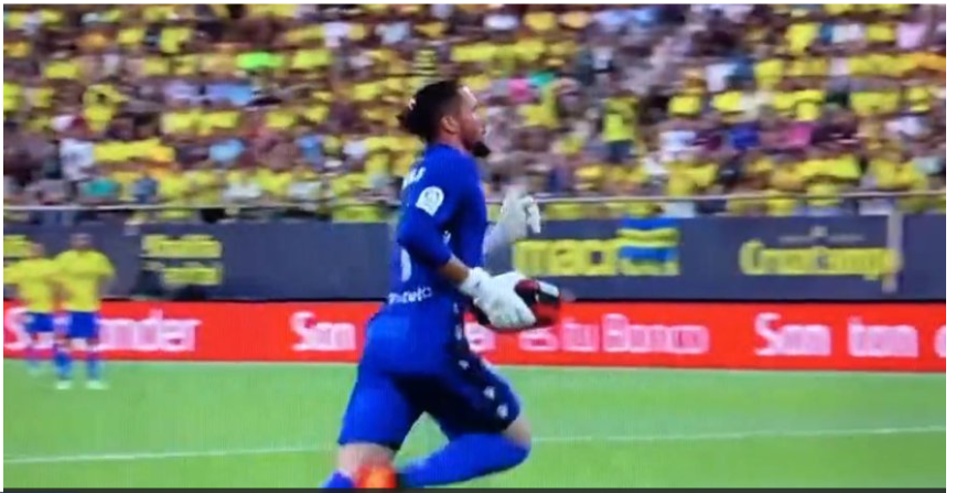 Liga : Cadix-Barça (0-4)  Le gardien de but de Cadix au secours d’un supporter victime d’un malaise cardiaque en tribunes !