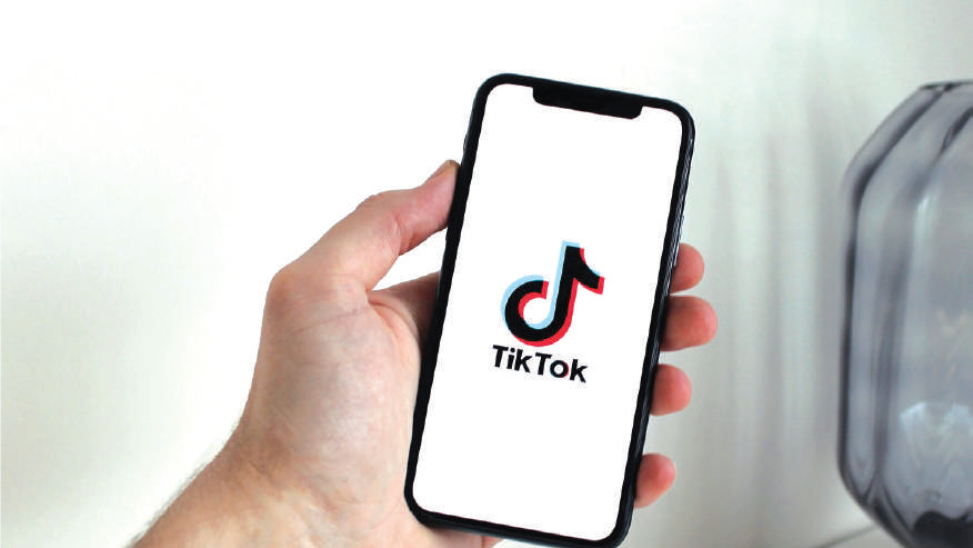 TikTok : #BookTok ou la littérature en fragments partagés