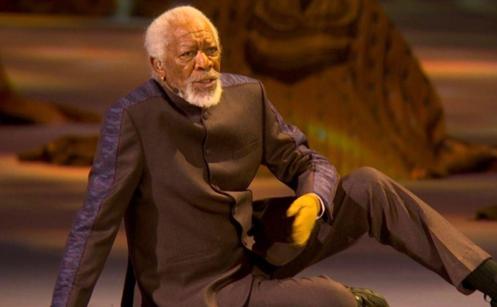 Mondial 2022 / Cérémonie d’ouverture : La main gantée et figée de Morgan Freeman !?