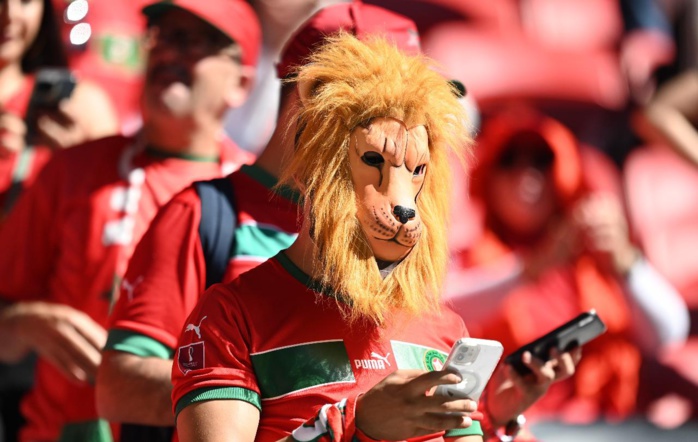 Mondial 2022: Les supporters marocains lancent une initiative de nettoyage du stade "Al-Bayt" après le match contre la Croatie