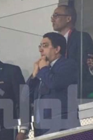 Mondial 2022 /  Lu sur Twitter / l'image du jour : Nasser Bourita, ministre  des Affaires étrangères, qui siffle pendant les possessions de balle du Canada’