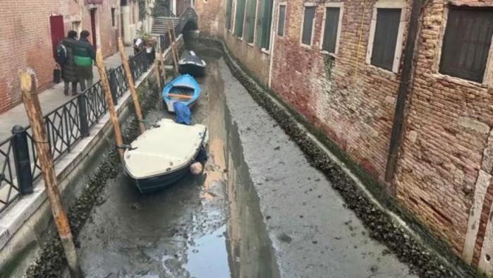 Sécheresse : A Venise, les gondoles en cale sèche