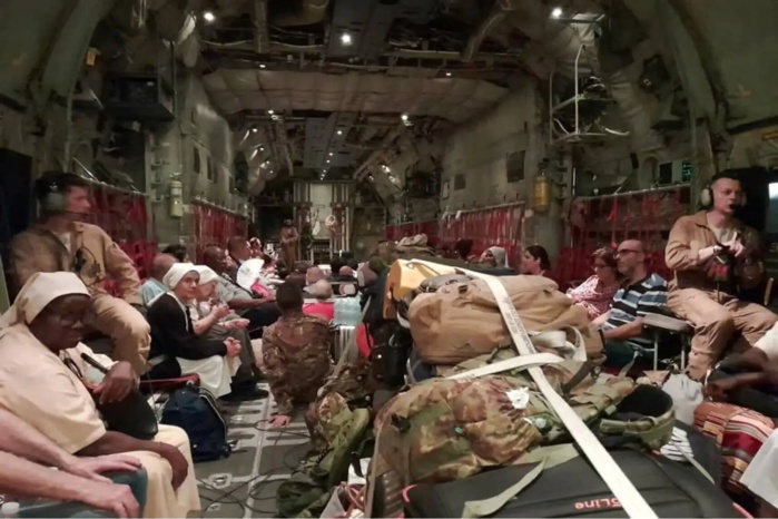 Soudan: Début des évacuations des ressortissants étrangers