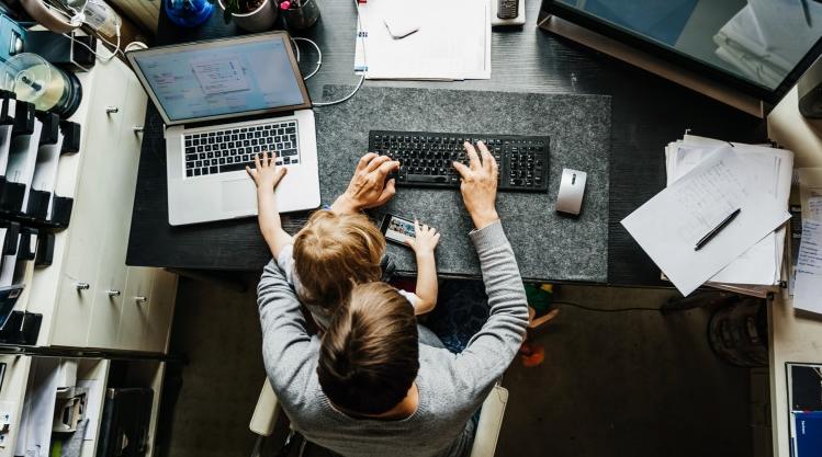 Travail à distance : les employés travaillent plus longtemps et plus dur