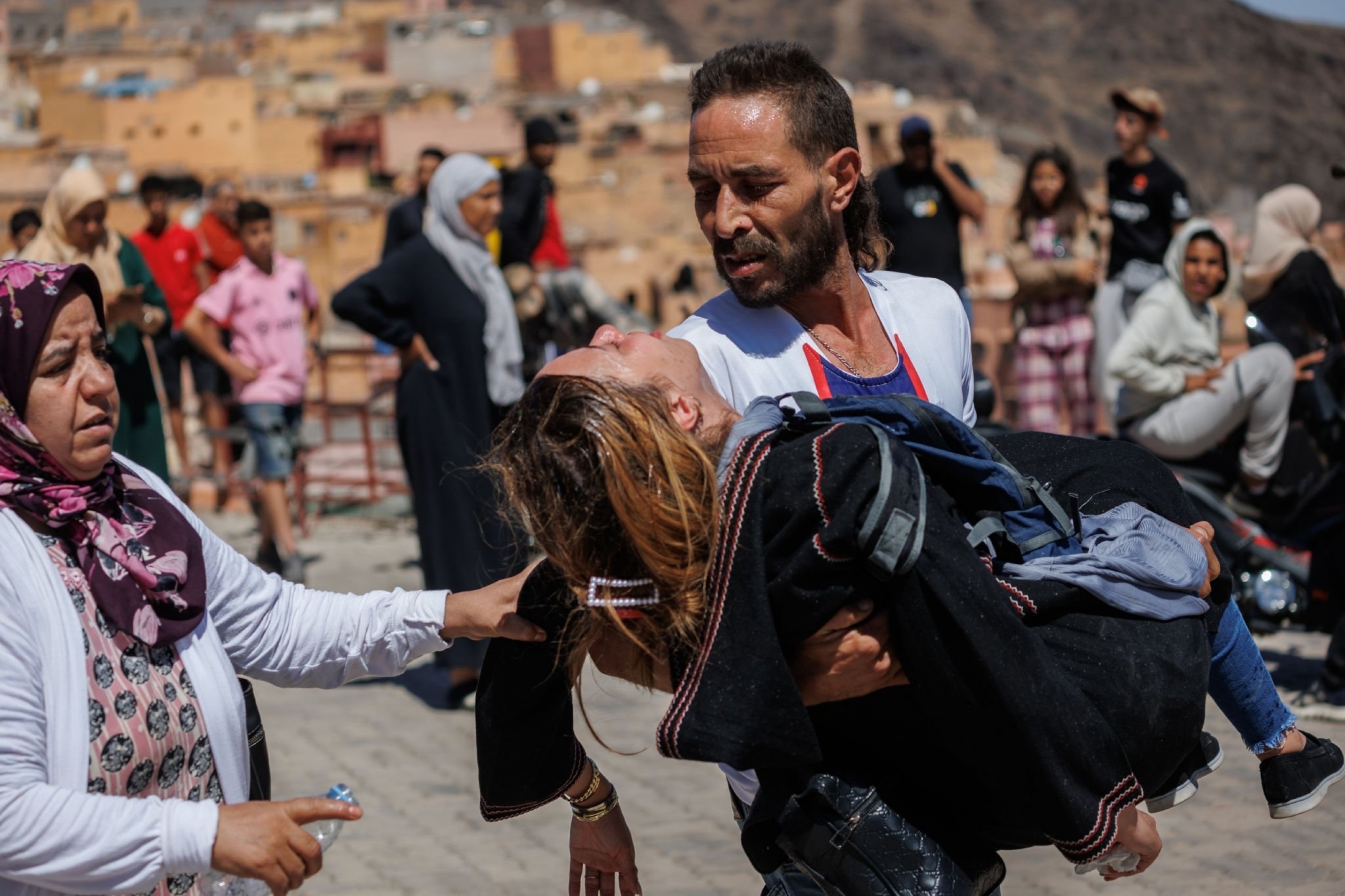 Face au séisme assassin, le Maroc endeuillé, pleure ses martyrs et se bat pour les rescapés et pour un lendemain meilleur