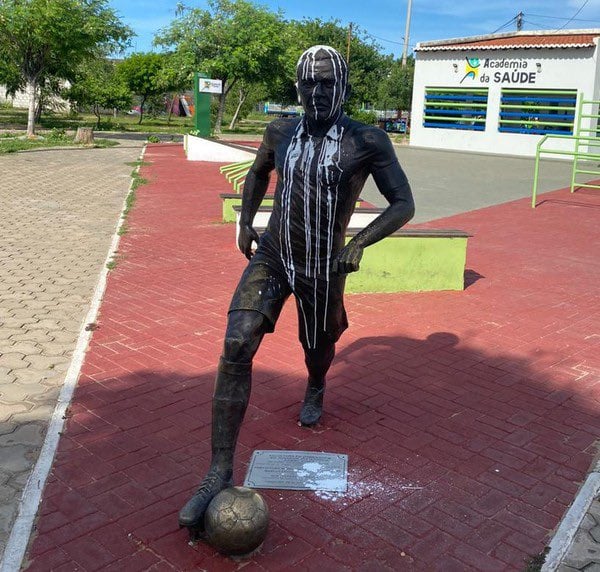 Dani Alvès : Sa statue bientôt déboulonnée !