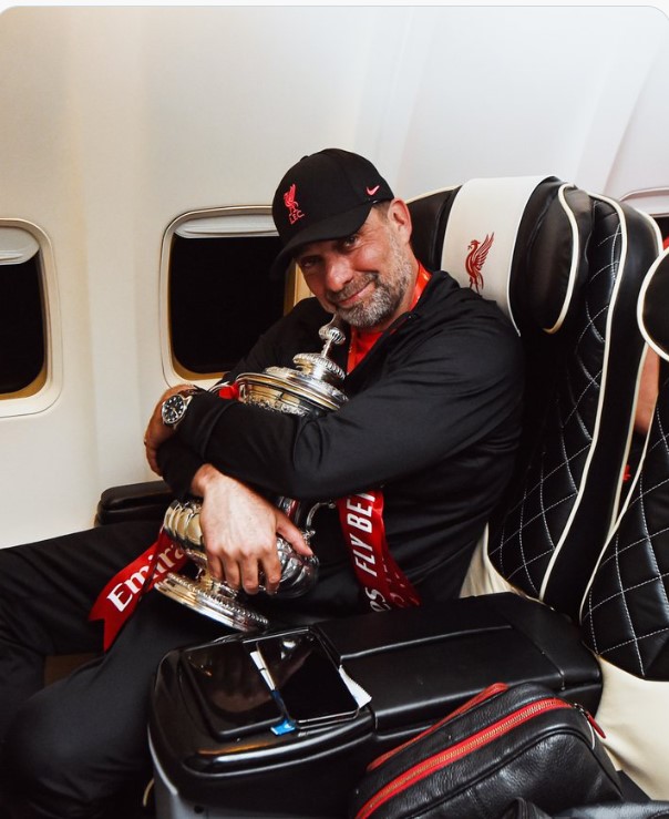 Liverpool/Départ de Klopp: Une photo souvenir avec les employés du club