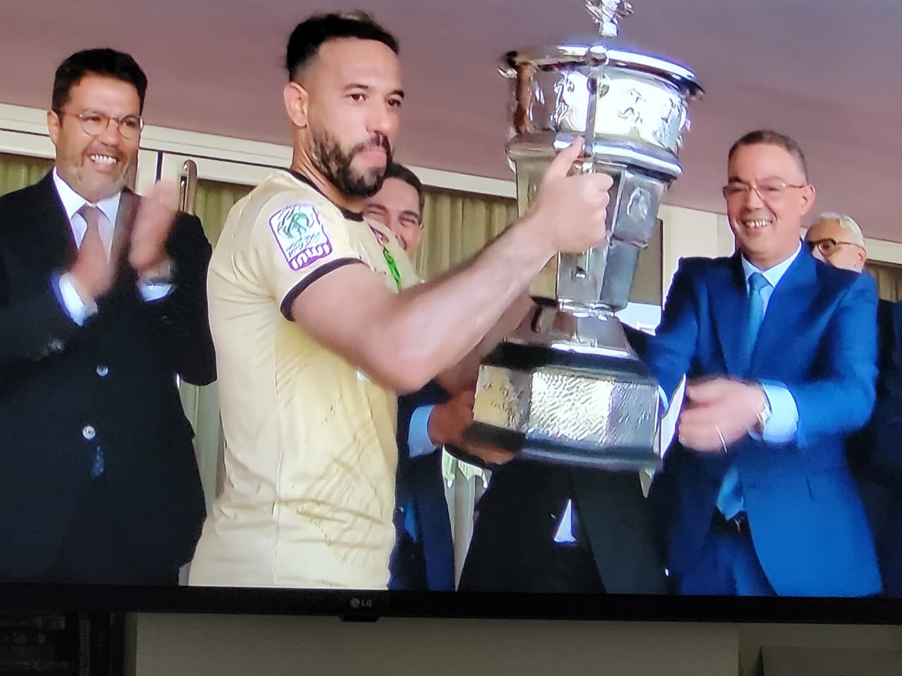 Coupe du Trône 22-23 : Le Trophée remporté par le Raja