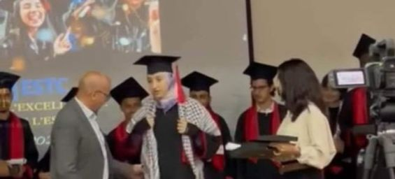 Vive polémique après le refus de remettre un diplôme à une étudiante portant un Keffieh lors d’une cérémonie universitaire