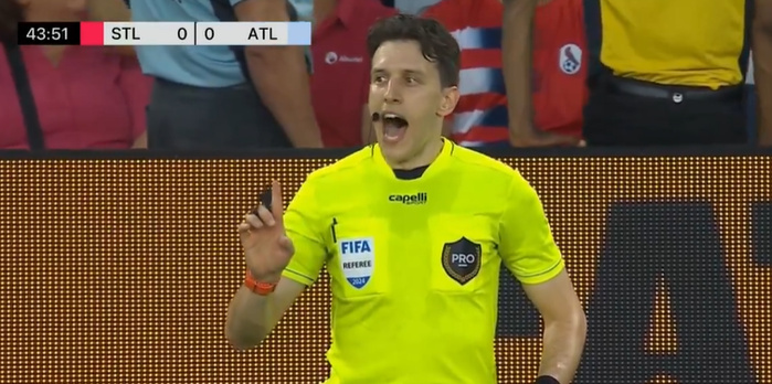 Foot anglais / VAR: L’arbitre expliquera sa décision de vive voix!