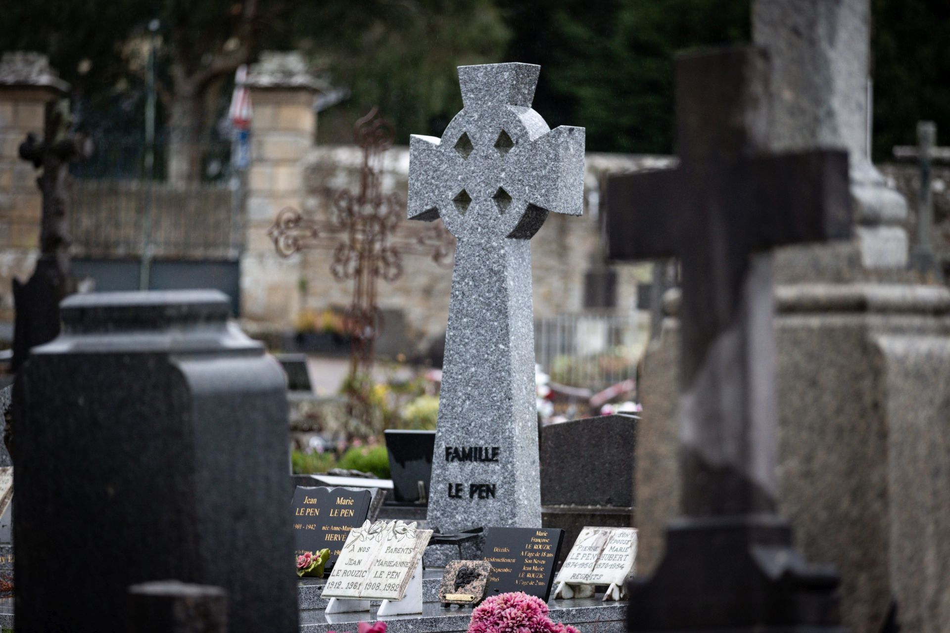 France : Une enquête ouverte après la profanation de la tombe de Jean-Marie Le Pen