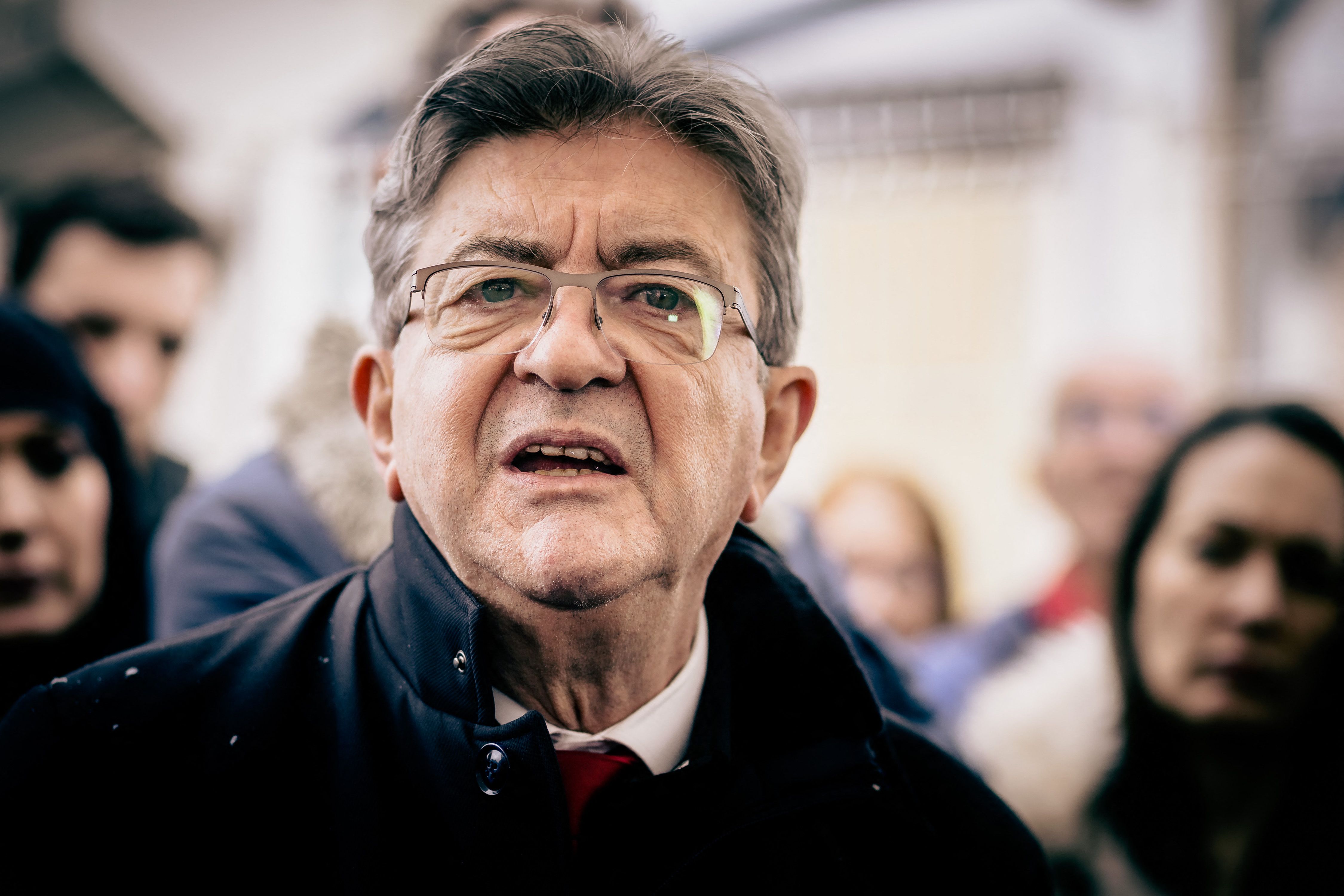 France : Jean-Luc Mélenchon dénonce une "surenchère raciste" en plein débat  sur le voile dans le sport