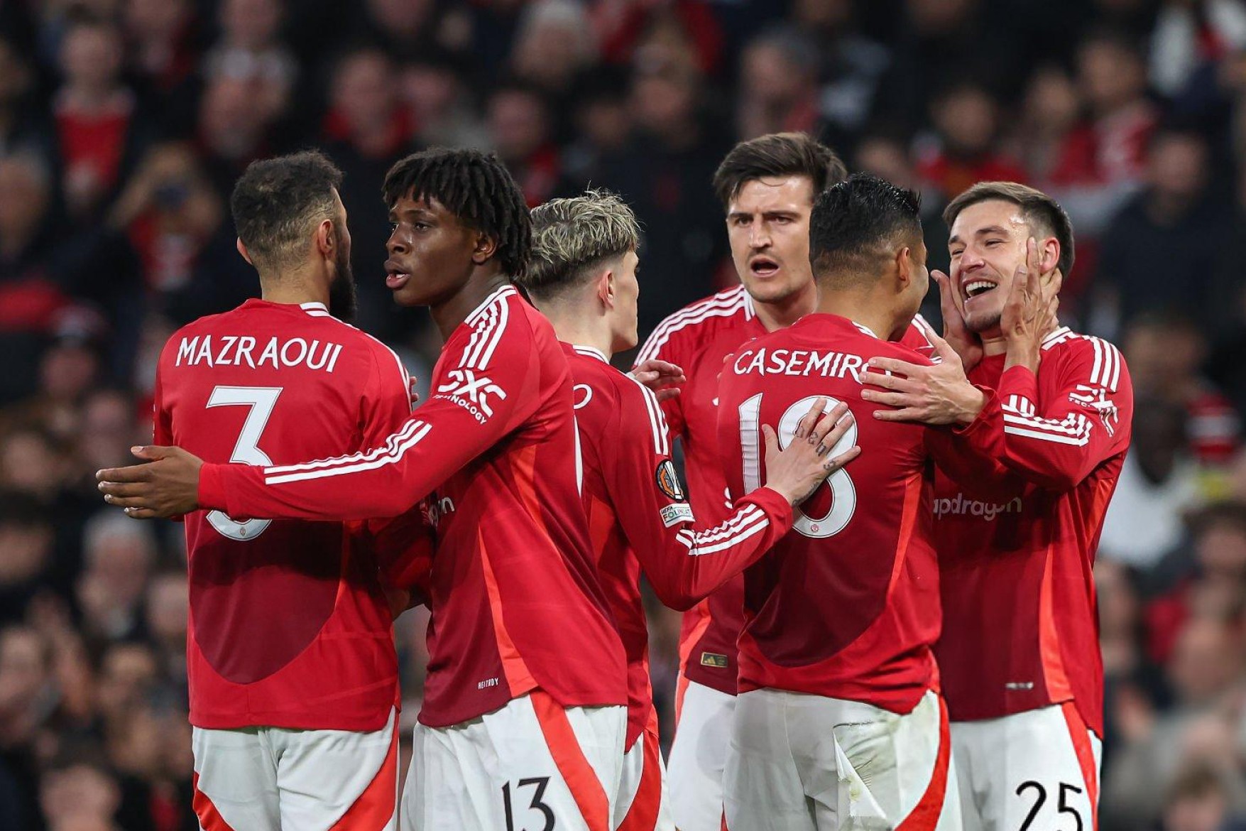 Ligue Europa : Les coéquipiers de Noussair Mazraoui à Manchester United renversent l’Olympique Lyonnais au terme d’un match épique