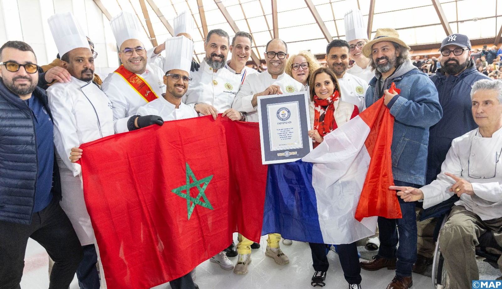 Un chef patissier marocain bat le record Guinness, en réalisant le plus long fraisier du monde