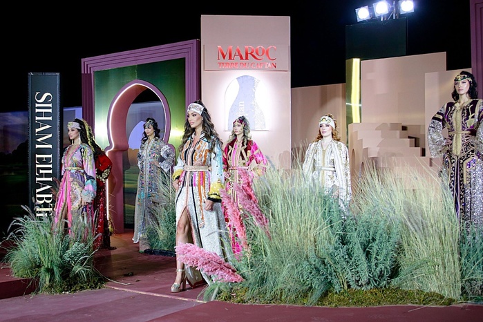 Marrakech: Le défilé de la "Caftan Week 2025" célèbre le Sahara marocain et consacre le Maroc comme référence mondiale du caftan