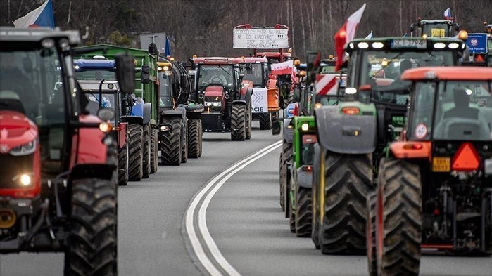​Les agriculteurs français manifestent devant l'Assemblée nationale