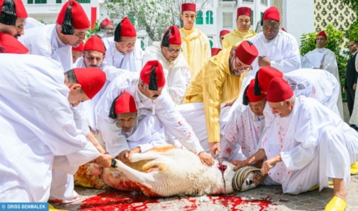 SM le Roi, Amir Al-Mouminine, accomplit la prière de l'Aïd Al-Adha à la mosquée Hassan II à Tétouan et reçoit les vœux en cette heureuse occasion