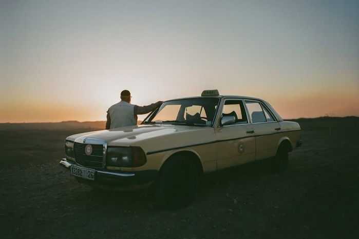 « Merci Dix » : un court-métrage américain sublime l’héritage des grands taxis marocains