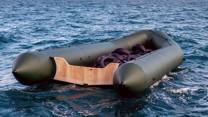 Des gendarmes percent une embarcation de migrants à Calais