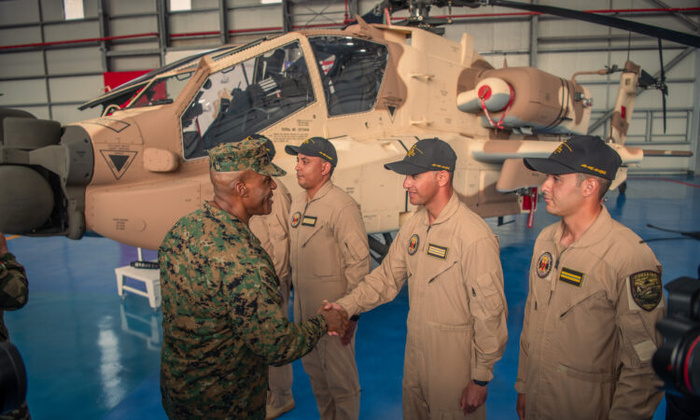 FAR : les Hélicoptères Apache AH-64E entrent en action (vidéo)