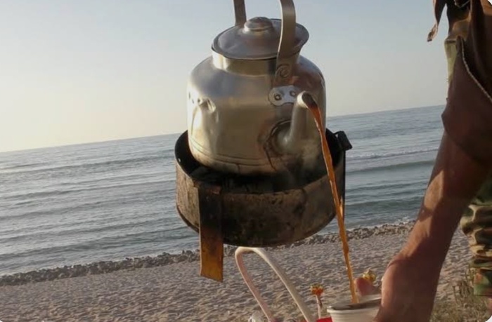 ​Dans un geste rare de probité, un vendeur ambulant restitue un portefeuille contenant 56 000 dirhams sur une plage d’El Jadida