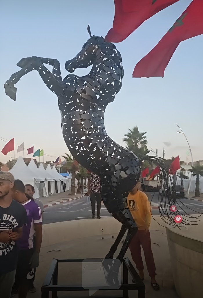 ​Le Moussem Moulay Abdallah Amghare se pare de magnifiques sculptures de cheval et de faucon en vue de l’ouverture