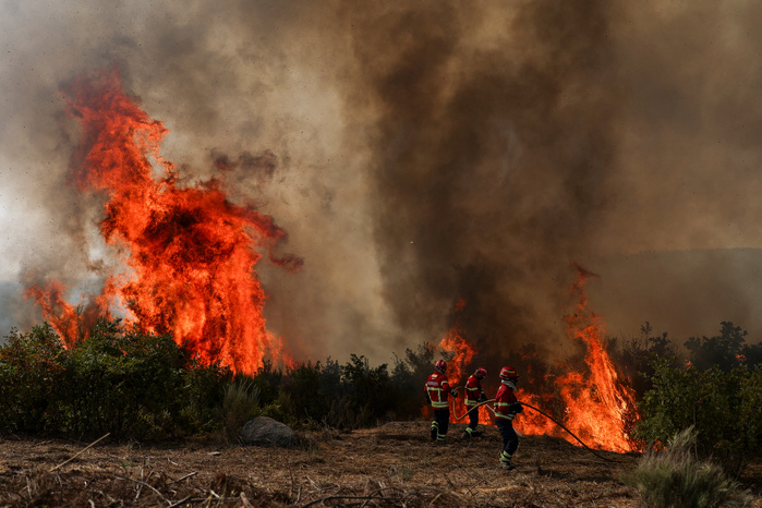 Les incendies font rage dans la péninsule ibérique, un mort près de Madrid