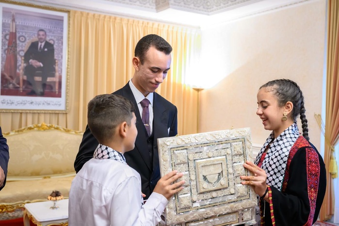 SAR le Prince Héritier Moulay El Hassan reçoit les membres des colonies de vacances de l’Agence Bayt Mal Al-Qods