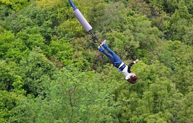 Elle meurt en voulant prendre un selfie après un saut à l’élastique