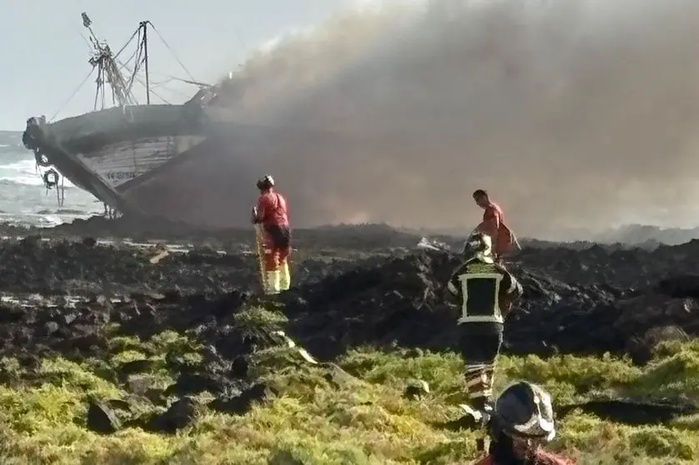 Îles Canaries : Naufrage d'un thonier volé au Maroc, l'équipage secouru