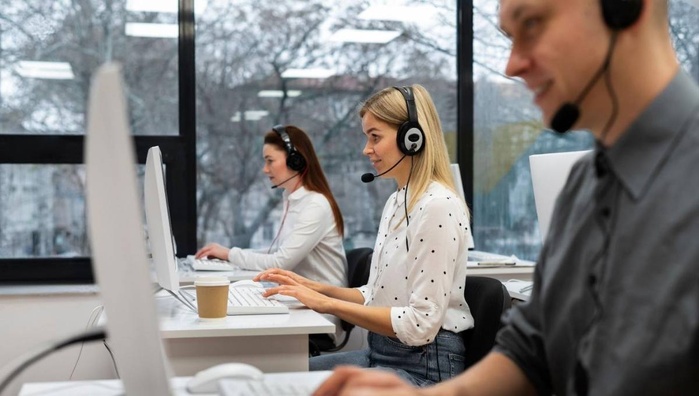 Centres d’appels : L’envers d’un modèle de « surtravail » en surchauffe