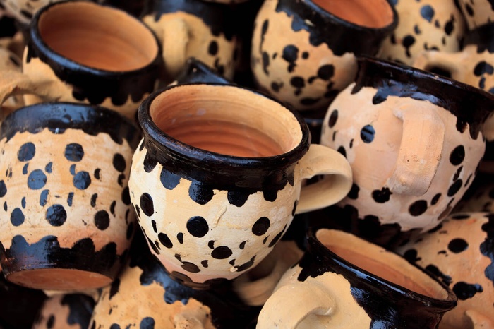 Innocuité sanitaire de nos poteries : Après le vernis, l’argile doit-elle être mise à l’index ?