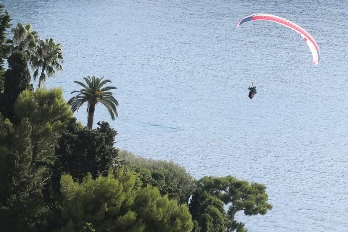 Un migrant atteint Sebta depuis le Maroc en parapente, enquête en cours