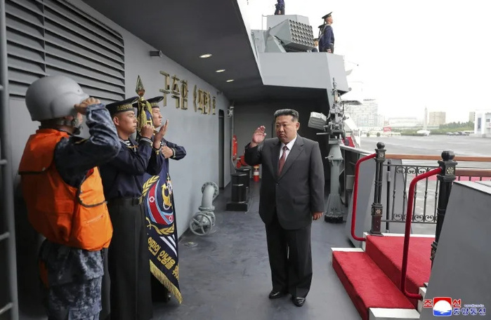 Corée du Nord : Kim Jong inspecte un nouveau destroyer de 5.000 tonnes