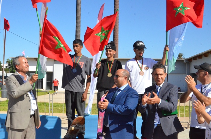Les vagues de Mohammedia couronnent la jeunesse : Mehdi Abou Fath et Inass Akouri champions du Maroc scolaires de surf